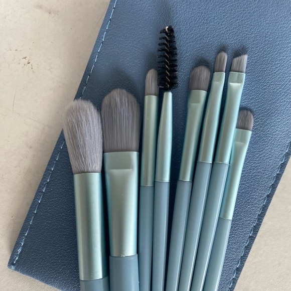 Makeup brush set perfect for travel - Picture 3 of 6